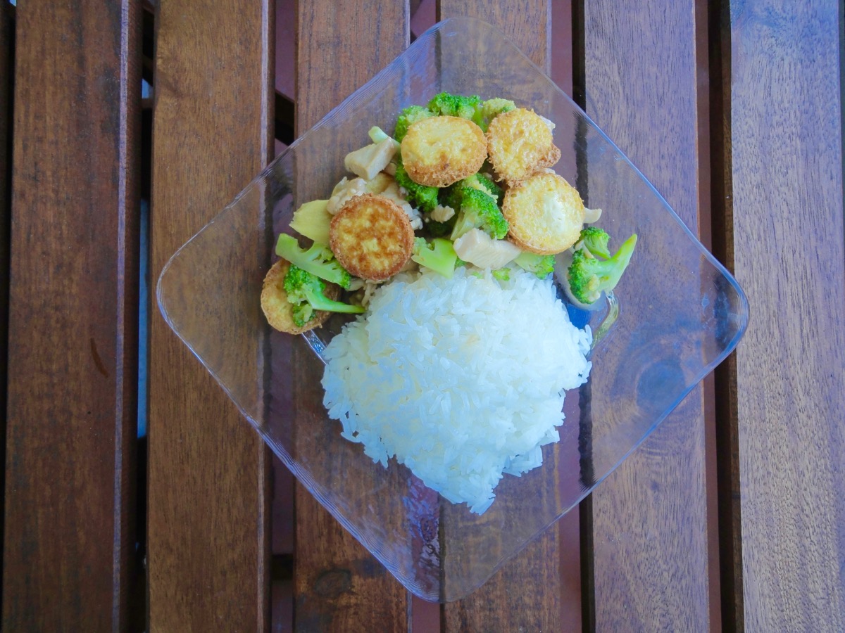 stir fried broccoli and chicken with egg tofu
